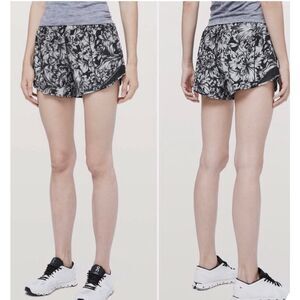 Lululemon Hotty Hot Short II in Night Garden Ice Grey Black / Black